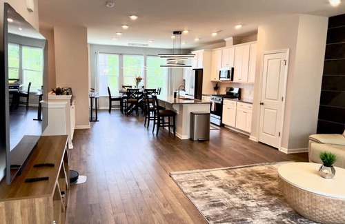Durham Casa | TPV - Villa Leopolda - Executive Home w/Pools&Gym