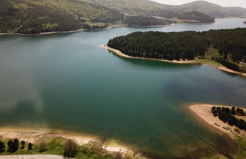 Lorica Casa | Tra il bosco e il lago