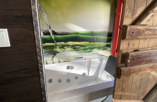 Schmidtheim Casa | Track 1, railroad car with whirlpool and oven.