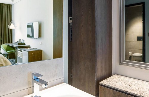 Gigiri Cama Y Desayuno | Trademark Hotel, Trademark Suite Double Room in Nairobi no006