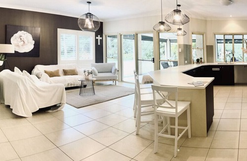 Dundowran Beach Casa | Tradie Haven when wking away -BBQ, Walk to beach