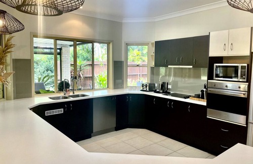 Dundowran Beach Casa | Tradie Haven when wking away -BBQ, Walk to beach