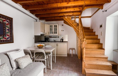Dafnata Apartamento | Traditional Rustic Maisonette by Konnect