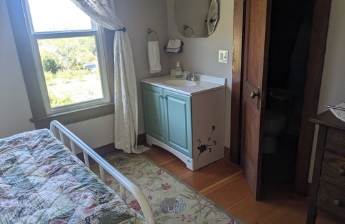 Everett Cama Y Desayuno | Traditional bed & breakfast in Snohomish with comfy bed, private bathroom, WiFi