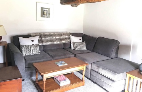 Llanybydder Casa | Beautiful Grade 2 Welsh Longhouse with rural views