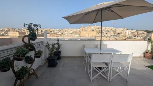 Cospicua Apartamento | Traditional Guest House with shared roof terrace and jacuzzi GOBLU