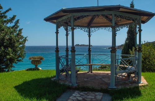 Agii Apostoli Casa | Traditional stone house by the sea.