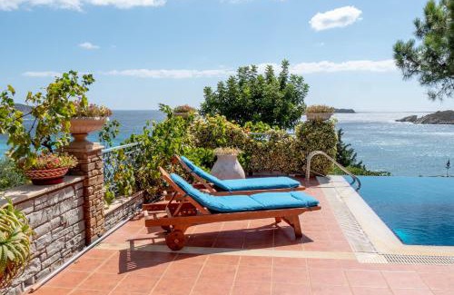 Agii Apostoli Casa | Traditional stone house by the sea.