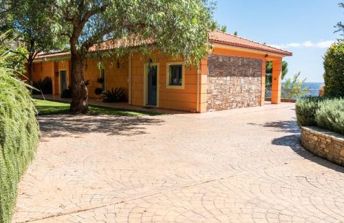 Agii Apostoli Casa | Traditional stone house by the sea.