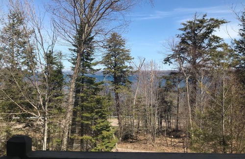 Munising Casa | TRAIL ACCESSIBLE! GREAT LOCATION! 5 MINUTES TO TRAIL SYSTEM!