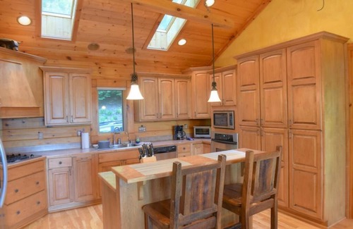Waynesville Cabina | Trail Ridge View, hermosa casa de madera con calefacción central / aire acondicionado, televisión por cable de alta definición, WiFi, jacuzzi, chimenea de gas