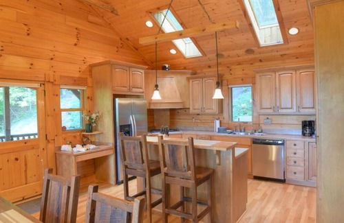 Waynesville Cabina | Trail Ridge View, hermosa casa de madera con calefacción central / aire acondicionado, televisión por cable de alta definición, WiFi, jacuzzi, chimenea de gas