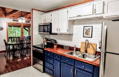 Stanton Cabina | Trailseeker Cabin King Bed, WiFi, Hot Tub at Red River Gorge - Natural Bridge