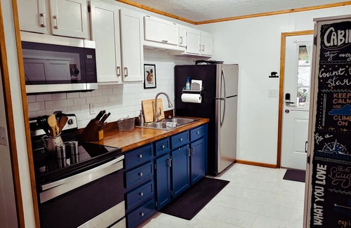 Stanton Cabina | Trailseeker Cabin King Bed, WiFi, Hot Tub at Red River Gorge - Natural Bridge