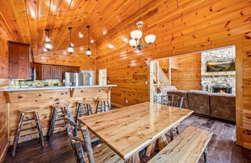 Chalet Village Cabina | ¡Las cubiertas envolventes te invitan a ver las montañas en todo su esplendor!