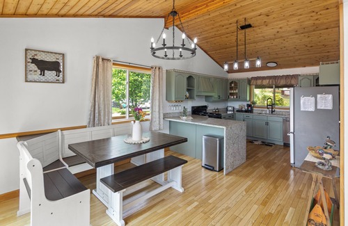 McArthur Cabina | Tranquil 12-acre cabin w/Hocking Hills views, pool, hot tub, games & sleeps 18+