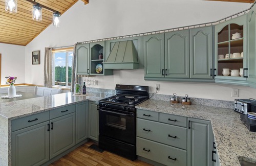 McArthur Cabina | Tranquil 12-acre cabin w/Hocking Hills views, pool, hot tub, games & sleeps 18+