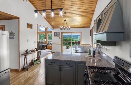 McArthur Cabina | Tranquil 12-acre cabin w/Hocking Hills views, pool, hot tub, games & sleeps 18+