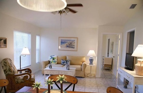 Rotonda Heights Condominio | Tranquil 2 BR/2 BA condo in Rotonda West with screened lanai, and canal