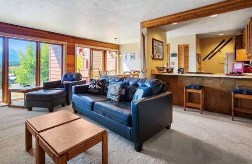 Wildernest Condominio | Tranquil 2BR: Near Trails & Free Shuttle