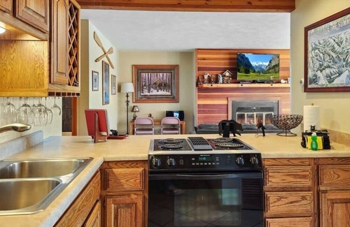 Wildernest Condominio | Tranquil 2BR: Near Trails & Free Shuttle