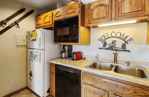 Wildernest Condominio | Tranquil 2BR: Near Trails & Free Shuttle