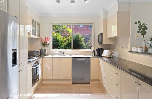 Wollongong West Casa | Tranquil 3BR T/Home w/ Spa bath, BBQ & EV Parking