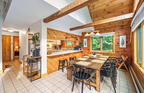 Campton Casa | Tranquil 5-BR Oak Chalet 3-min to Campton Mountain