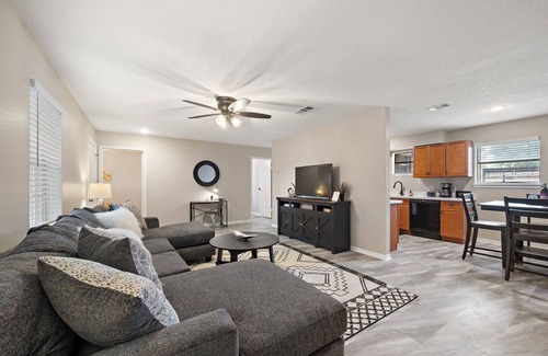 El Lago Casa | Tranquil Beach Retreat - Steps to Seabrook