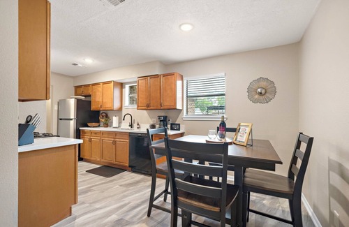 El Lago Casa | Tranquil Beach Retreat - Steps to Seabrook