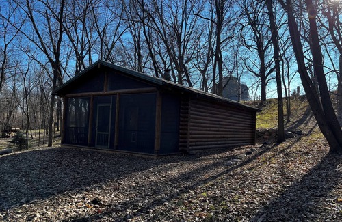 Knoxville Cabina | Tranquil cabin with Fireplace in Knoxville - perfect for a cozy getaway