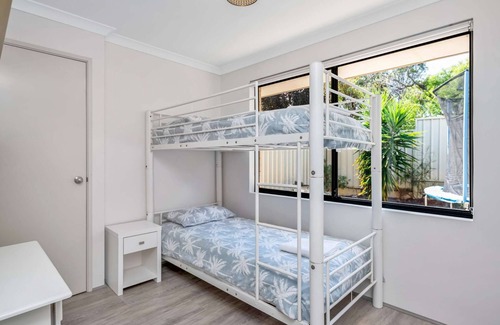 Dawesville Casa | Tranquil Coastal Escape - 4BR Retreat with Games Room and Outdoor Fun