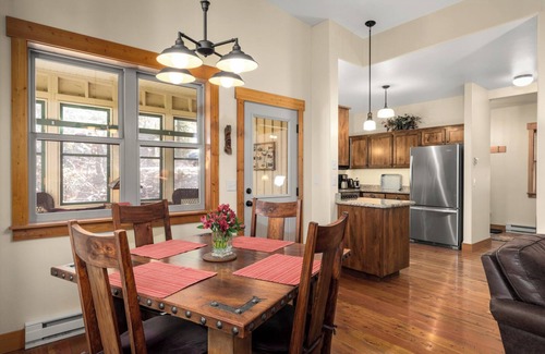 Columbia Falls Casa | Tranquil Creekside Cabin