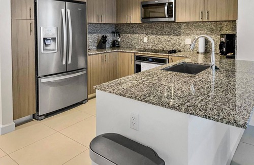 Doral Condominio | Tranquil Doral Retreat: Spacious Gem