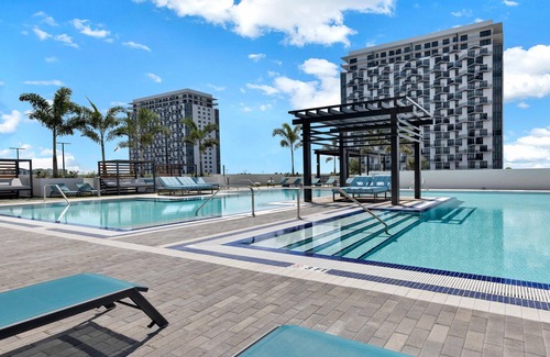 Doral Condominio | Tranquil Doral Retreat: Spacious Gem