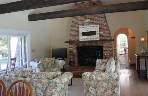 Easton Casa | Tranquilo Easton Propiedad frente al agua (piscina, pista de tenis, Bañera de hidromasaje, chimenea)