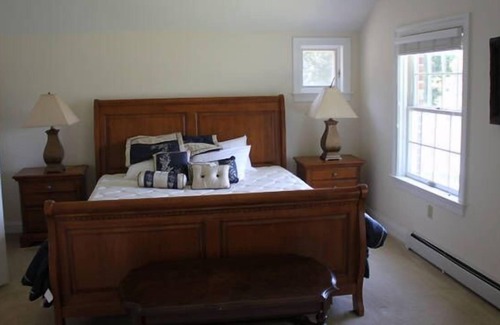 Easton Casa | Tranquilo Easton Propiedad frente al agua (piscina, pista de tenis, Bañera de hidromasaje, chimenea)