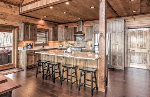 Raccoon Ridge Cabina | Tranquil Escape of Blue Ridge - Mountain Views | Hot Tub | Outdoor Fireplace with TV