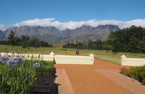 Somerset West Apartamento | Tranquil, fully-equipped and spacious garden flat with access to pool.