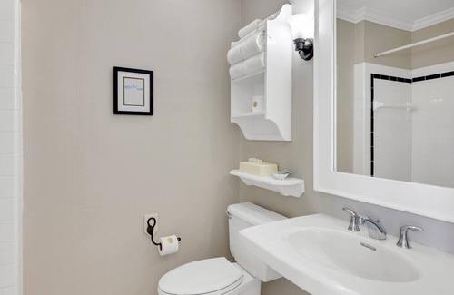 Historic Downtown Manteo Apartamento | Tranquil House Inn - Downtown Waterfront Manteo - 1 King Premium Room 21