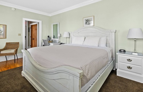 Historic Downtown Manteo Apartamento | Tranquil House Inn - Downtown Waterfront Manteo - 1 Queen premium Rm 12