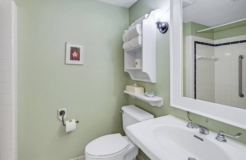 Historic Downtown Manteo Apartamento | Tranquil House Inn - Downtown Waterfront Manteo - 1 Queen Suite Premium Rm 30