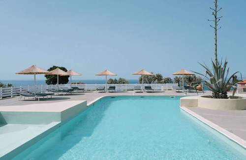 Ormos Koumeikon Apartamento | Tranquil Island Studio with Pool Access and Relaxing Vibes
