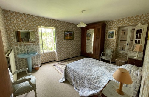 Roquecor Casa | Tranquil Lakeside Cottage in the French Countryside