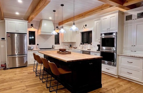 Lee Casa | Tranquil lakeside and trailside 5-bedroom house in Lee with gourmet kitchen.