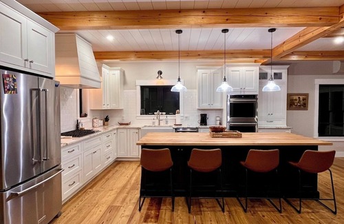 Lee Casa | Tranquil lakeside and trailside 5-bedroom house in Lee with gourmet kitchen.