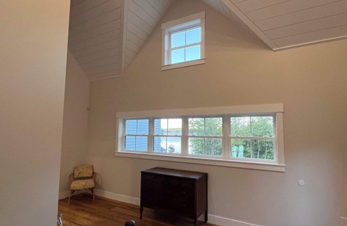 Lee Casa | Tranquil lakeside and trailside 5-bedroom house in Lee with gourmet kitchen.