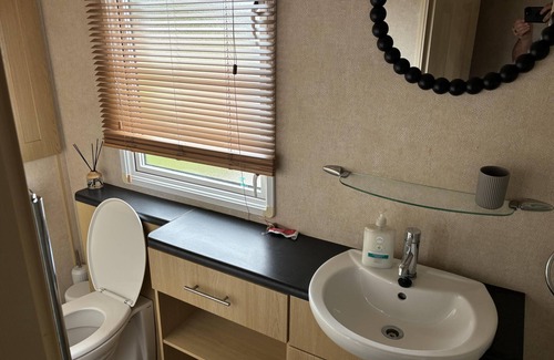 Wesham Cabina | Tranquil Lodge, 2 Bed, Sleeps 4, Free Parking
