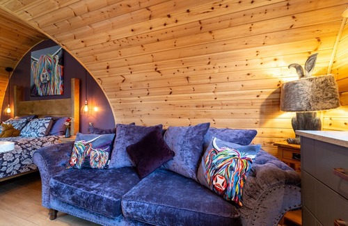 Clitheroe Cabina | Tranquil Luxury: Hot Tub, Firepit, & Superking-size bed