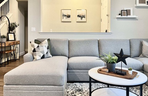 East Roseville Parkway Casa | Tranquil Modern Vacation Home w/ Valley View